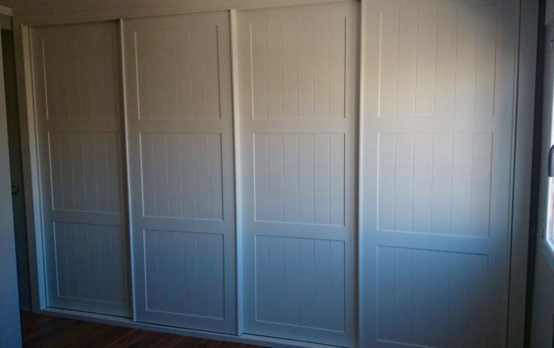 FC71 FRENTE CORREDERO LACADO BLANCO CUADROS CON LINEAS VERTICALES. PERFILES LACADO BLANCO