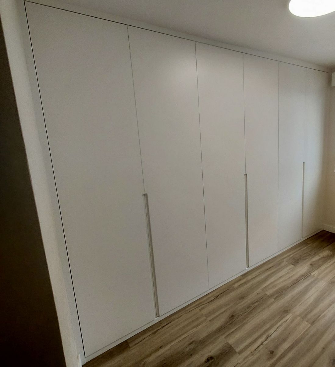 FA210 FRENTE ABATIBLE LACADO LISO CON UÑERO LARGO