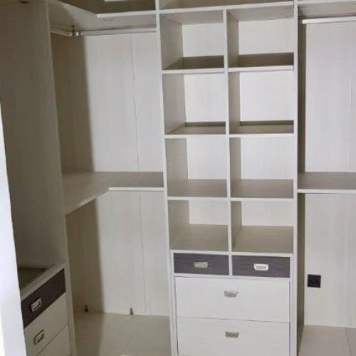VE22 VESTIDOR EN U CON CAJONERAS A DOS COLORES, BALDAS Y DOBLE BARRA EN ESQUINA
