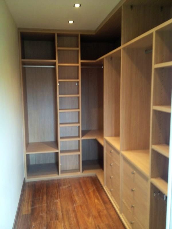 VE44 VESTIDOR CON ROPA LARGA, BALDAS REGULABLES, ESQUINA CON R. LARGA Y CAJONERAS CERRADAS