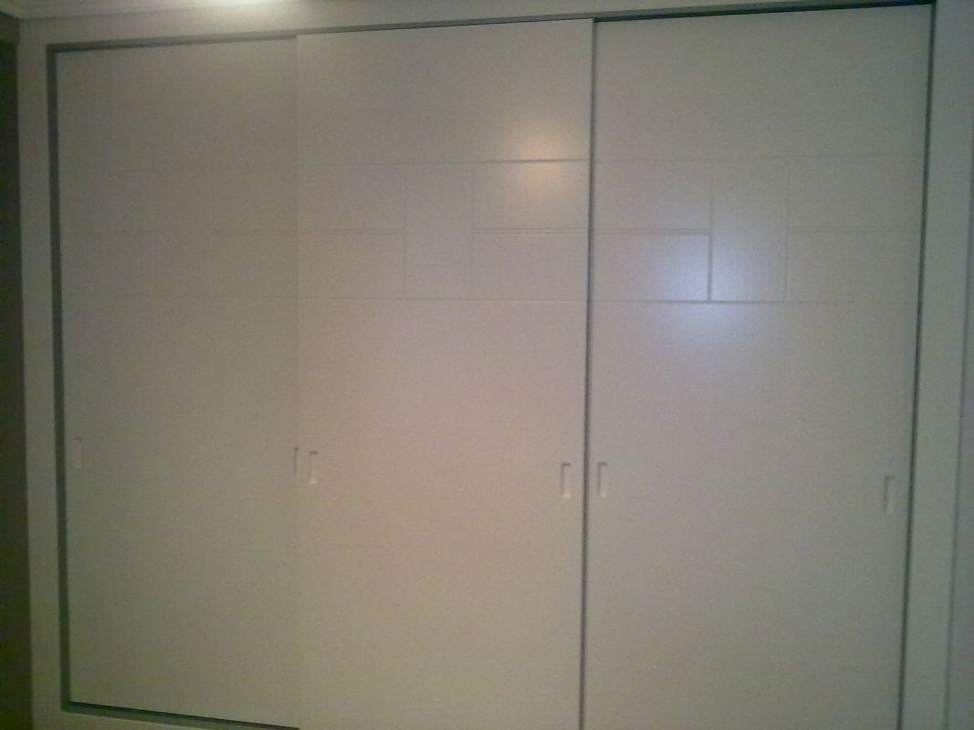 FC31 FRENTE CORREDERO LINEAS LACADO BLANCO  CON UÑERO. PERFILES LACADO BLANCO