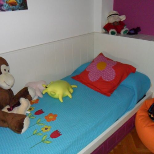 MU35 CABECERO CON FRISO LACADO BLANCO PARA CAMA LACADA CON DETALLES FUCSIA