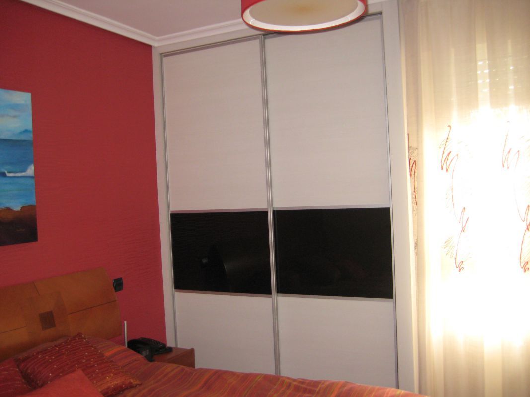 FC162 FRENTE CORREDERO ECO OREGON SIENA Y CRISTAL LACADO NEGRO. PERFILES ALUMINIO Y REMATES OREGON SIENA