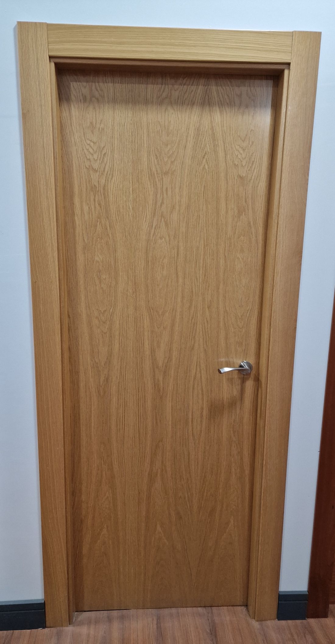 PI130 PUERTA ROBLE MODELO LISO VETA VERTICAL