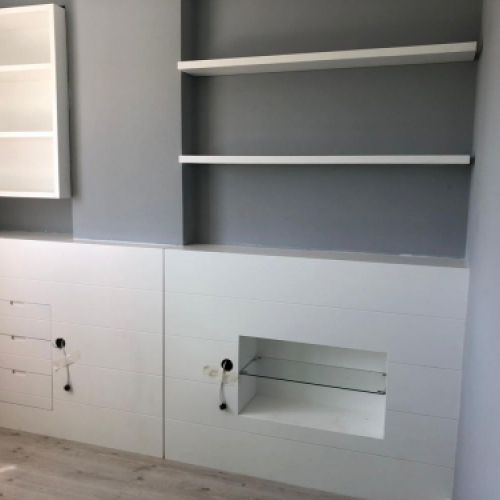 MU107 CABECERO LACADO BLANCO LINEAS CON CAJONES INTEGRADOS Y ESTANTERIAS SUPERIORES