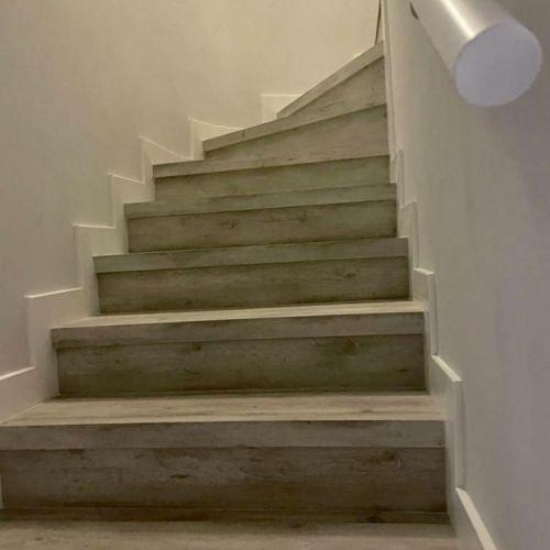 MU143 ESCALERAS EN SUELO QUICK STEP  REMATADAS CON RODAPIE LACADO BLANCO