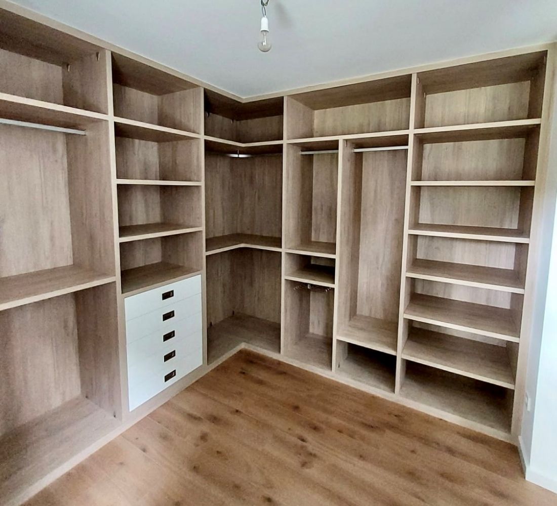 VE19 VESTIDOR EN ESQUINA EN ROBLE HERCULES CON CAJONERAS CERRADAS LACADO BLANCO. GROSOR 30MM