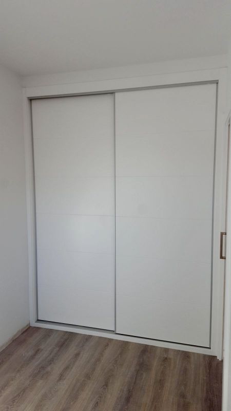 FC28 FRENTE CORREDERO LACADO BLANCO LINEAS. TIRADORES ALUMINIO