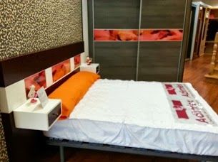 MU15 DORMITORIO CON CABECERO WENGUE Y BLANCO CON FOTO EN CRISTAL Y CAJON VOLADO