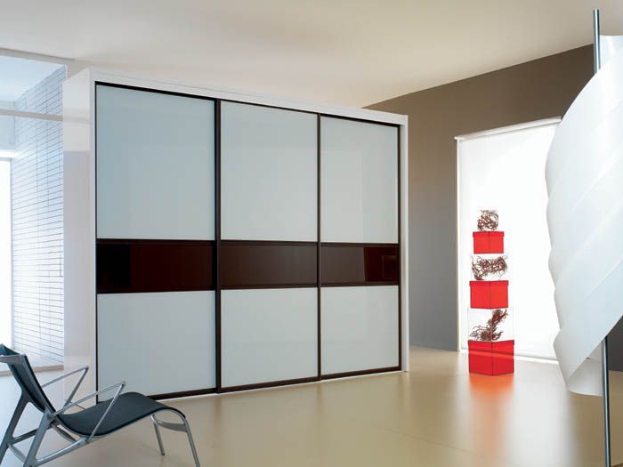 FC106 FRENTE CORREDERO ECO CRISTAL LACADO BLANCO Y CRISTAL LACADO MARRON. PERFILES LACADO MARRON Y REMATES LACADO BLANCO