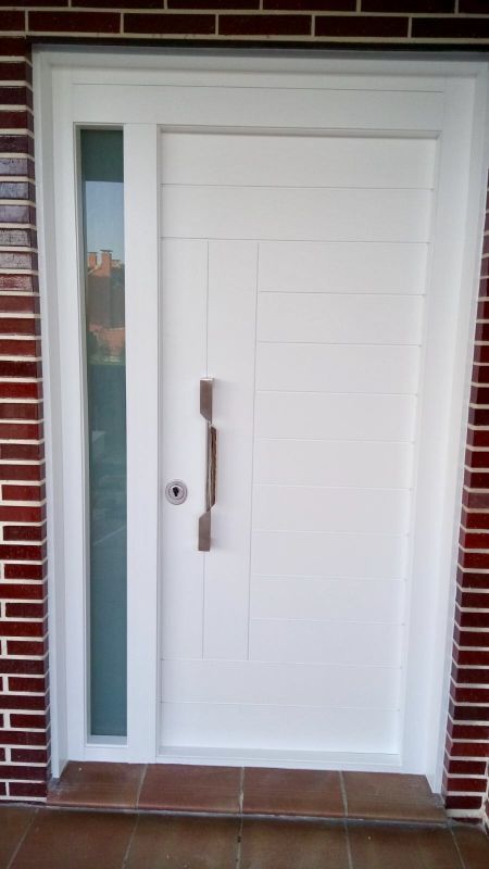 PA27 PUERTA ACORAZADA LACADA BLANCO LINEAS HORIZONTALES CON FIJO LATERAL Y MONTANTE EN CRISTAL DE SEGURIDAD. TIRADOR RIO