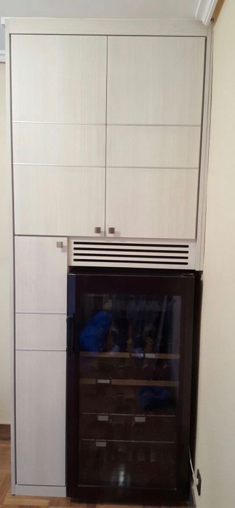 MU116 MUEBLE BODEGUERO EN MELAMINA CON CORTES EN ALUMINIO