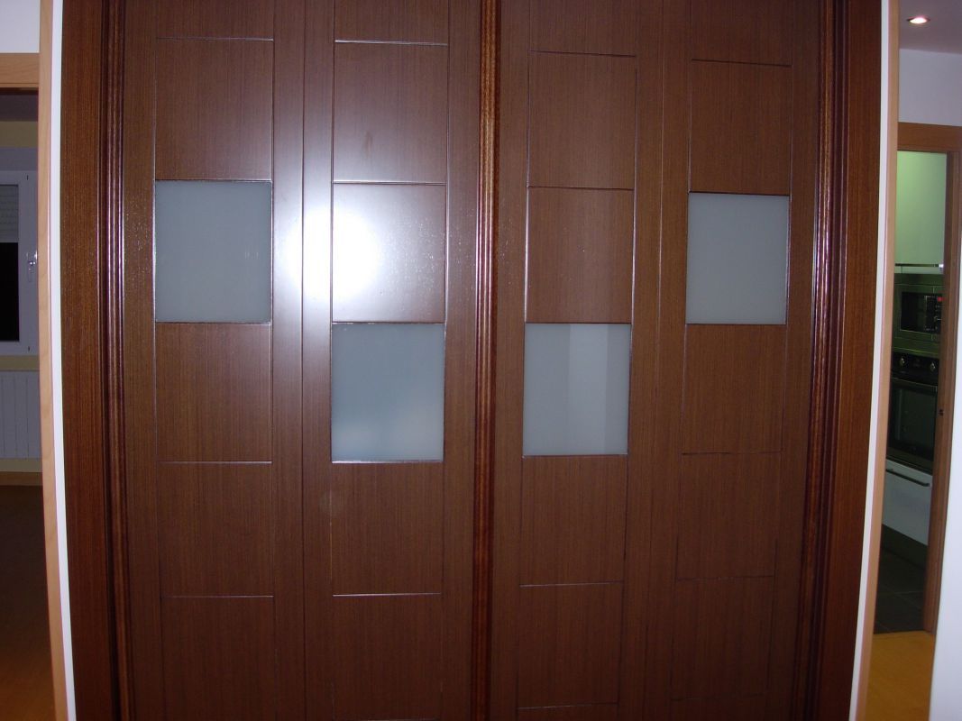 FC137 FRENTE CORREDERO CEDRO LINEAS Y CRISTAL LACADO BLANCO. PERFILES CEDRO