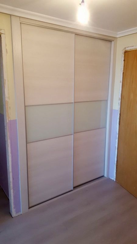 FC158 FRENTE CORREDERO CRISTAL OREGON SIENA Y CRISTAL LACADO BLANCO Y NEGRO. TIRADORES ALUMINIO