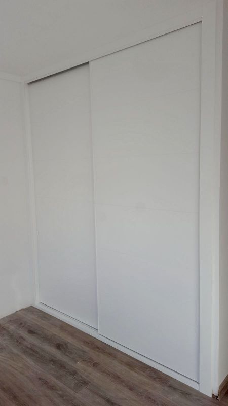 FC34 FRENTE CORREDERO LACADO BLANCO LINEAS. TIRADORES LACADO BLANCO