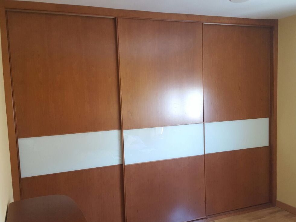 FC161 FRENTE CORREDERO ECO CEREZO CON CRISTAL LACADO BLANCO TIRADORES CEREZO