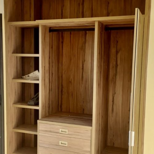 IA262 INTERIOR ROBLE HERCULES DE 30MM CON BARRAS MOKA, BALDAS CON CAJEADO DE COLUMNA Y CAJONERA CON TIRADOR EMBUTIDO