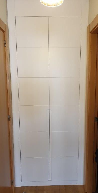 FA5 FRENTE ABATIBLE LACADO BLANCO CON ESTRIAS HORIZONTALES Y UÑERO LARGO