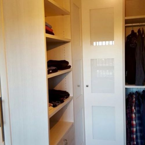 VE35 ESQUINA DE VESTIDOR CON PUERTAS, INTERIOR OREGON SIENA DE 30MM CON CAJONERA Y BALDAS