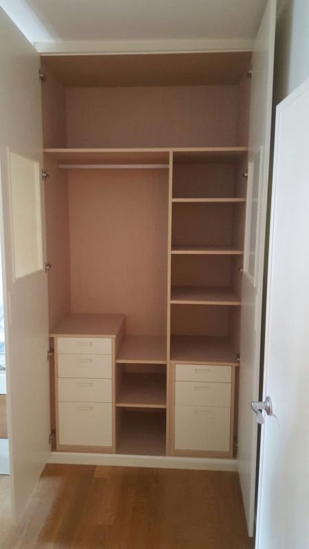 IA96 INTERIOR MELAMINADO HAYA BLANCA COMBINADA CON CAJONES LACADOS BLANCOS CON UÑERO