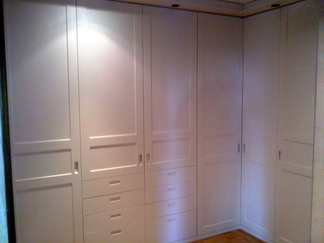 FA73 FRENTE EN ESQUINA CUADROS LACADO BLANCO Y CAJONES VISTOS CON UÑERO