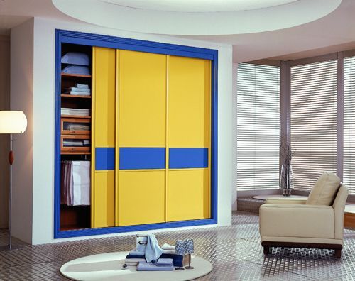 FC58 FRENTE CORREDERO LACADO AMARILLO Y CRISTAL AZUL. PERFILES LACADO AMARILLO Y REMATES LACADO AZUL