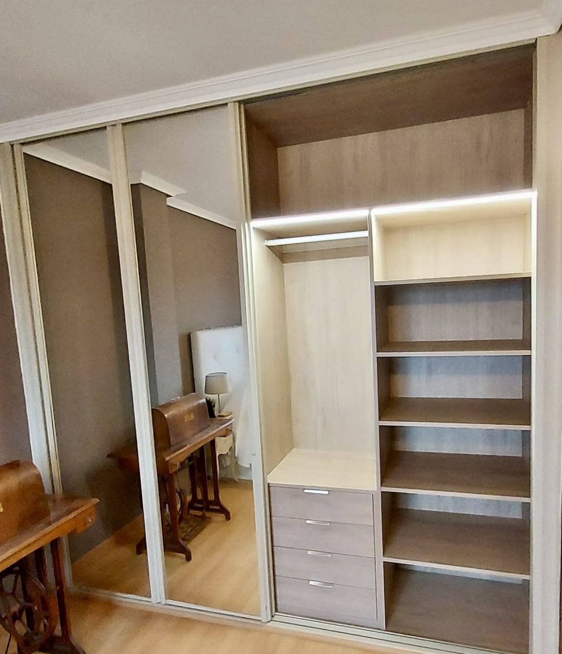 IA260 INTERIOR CON LUZ LED INTEGRADA, BALDAS Y CAJONES CON FRENTE CON TIRADOR AL CANTO