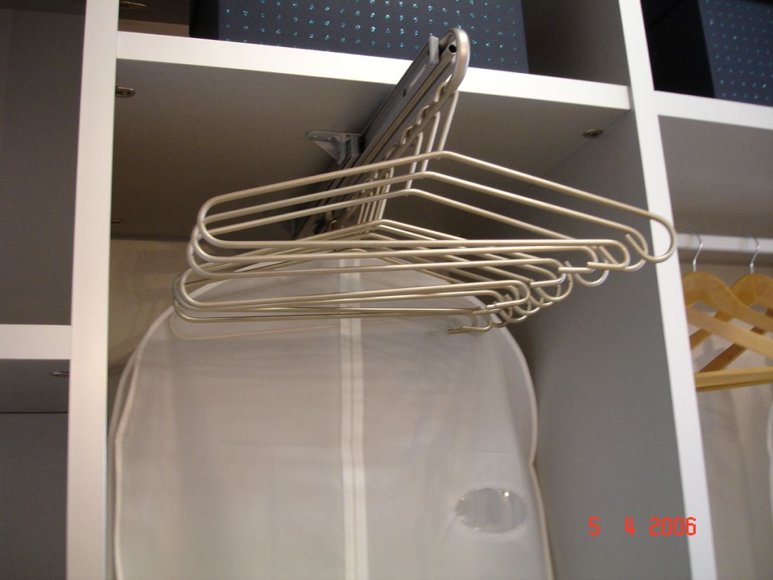 IA128 DETALLE DE PERCHERO EXTRAIBLE