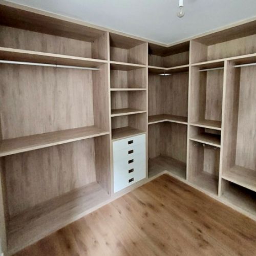 IA24 INTERIOR DE VESTIDOR MELAMINADO ROBLE HERCULES ,CAJONERA CERRADA LACADA. GROSOR 3 CMS