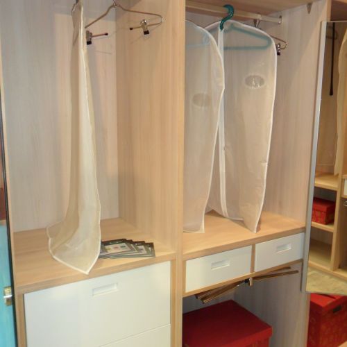 VE57 DETALLE DE CAJONES VOLADOS EN LACADO BLANCO Y PANTALONERO DOBLE