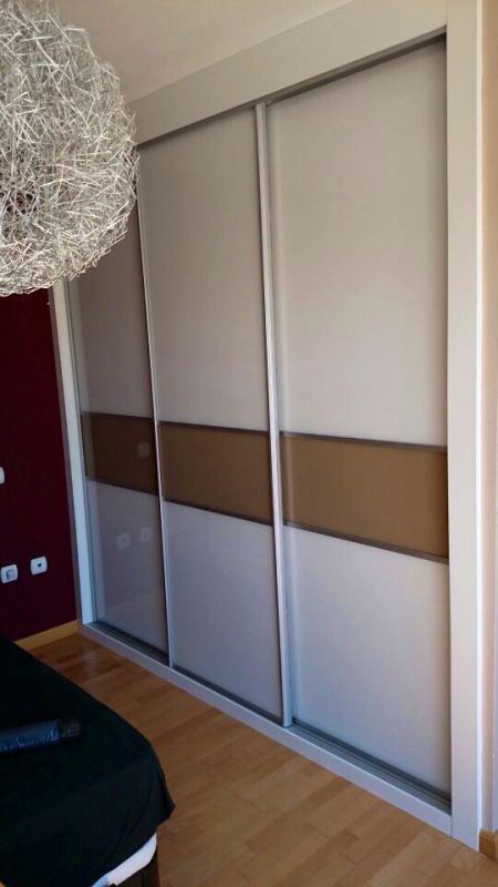 FC23 FRENTE CORREDERO ECO CRISTAL LACADO BLANCO Y CRISTAL LACADO MARRON. PERFILES ALUMINIO REMATES LACADO BLANCO