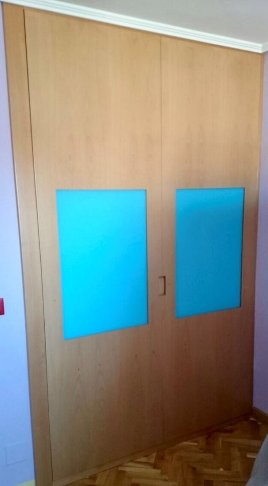 FA162 FRENTE ABATIBLE HAYA 1 CUADRO CON CRISTAL LACADO AZUL. APERTURA CON UÑERO