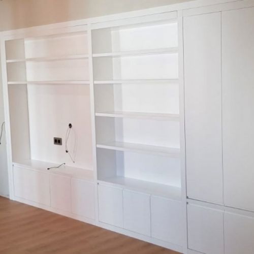 MU103 MUEBLE LACADO BLANCO CON PUERTAS DE UÑERO Y BALDAS