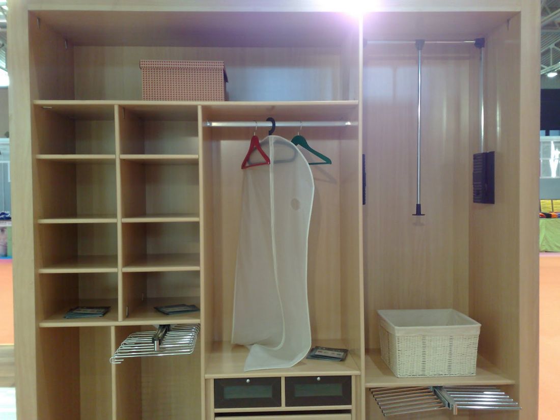 IA65 INTERIOR CON BALDAS, PANTALONEROS, ELEVADOR Y CAJONERAS BICOLOR