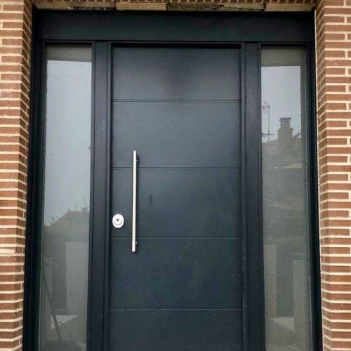 PA34 PUERTA ACORAZADA ESTRIAS ALUMINIO GRIS CON LATERALES EN CRISTAL DE SEGURIDAD