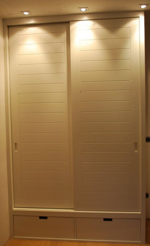 FC72 FRENTE CORREDERO LACADO BLANCO CUADROS LINEAS HORIZONTALES, UÑERO EN PUERTAS  Y CAJONES VISTOS