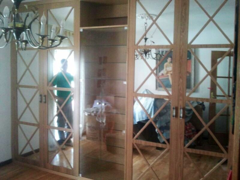 FA194 FRENTE ROBLE CON ASPAS SOBRE ESPEJO Y VITRINA TRANSPARENTE