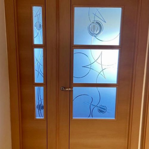 PI97 PUERTA VIDRIERA 1 HOJA CON FIJO HAYA H 1 GRECA NOGAL MODELO 3V3 ALTO CRISTAL GRABADO
