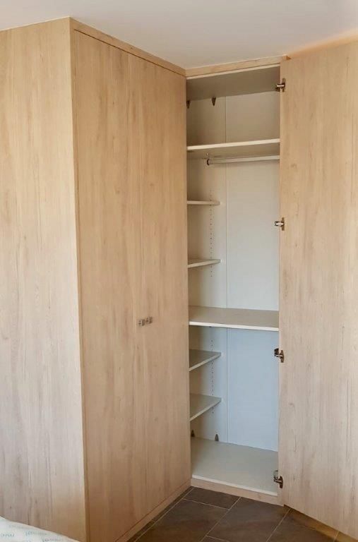 IA201 INTERIOR MELAMINADO FRESNO TAIGA EN ESQUINA CON BALDAS Y DOBLE ROPA CORTA