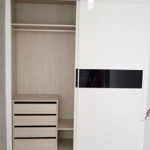 IA195 INTERIOR MELAMINADO BARRA CON CAJONERA Y HUECO PARA ROPA LARGA