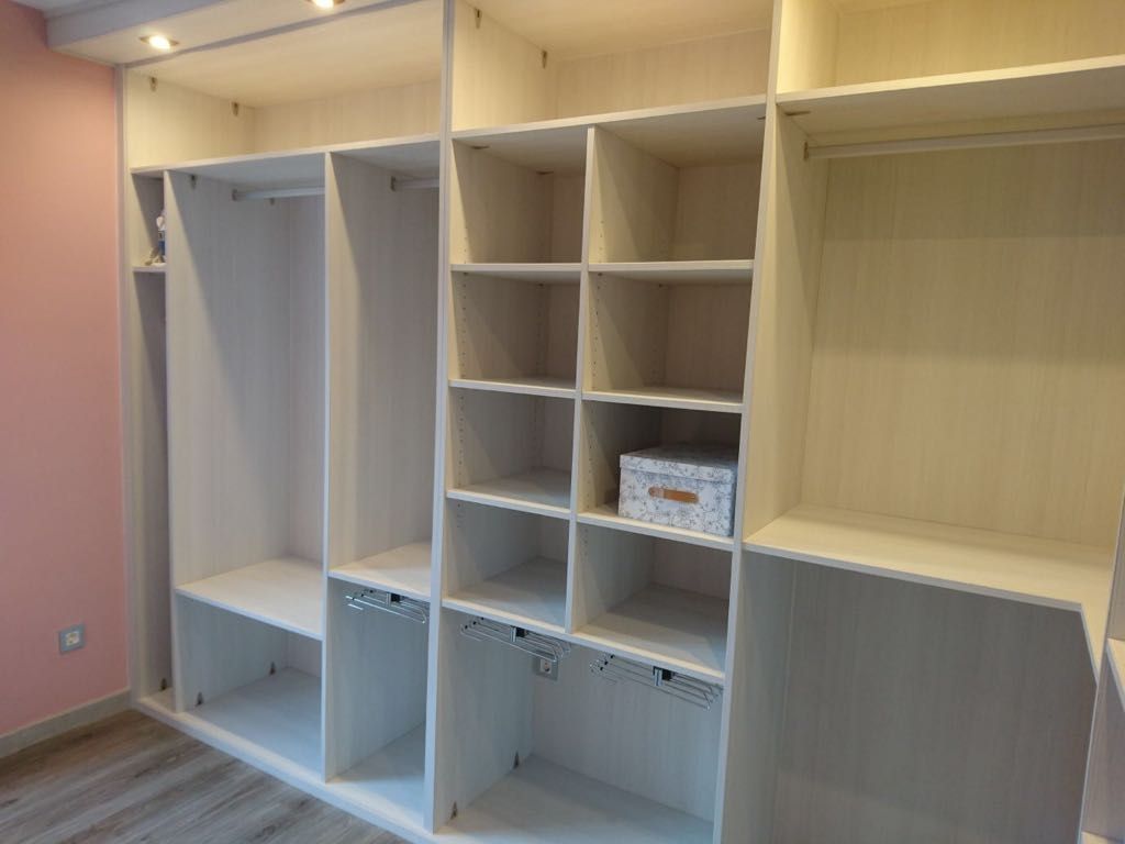 VE32 VESTIDOR EN ESQUINA EN OREGON SIENA CON DISTRIBUCION A MEDIDA