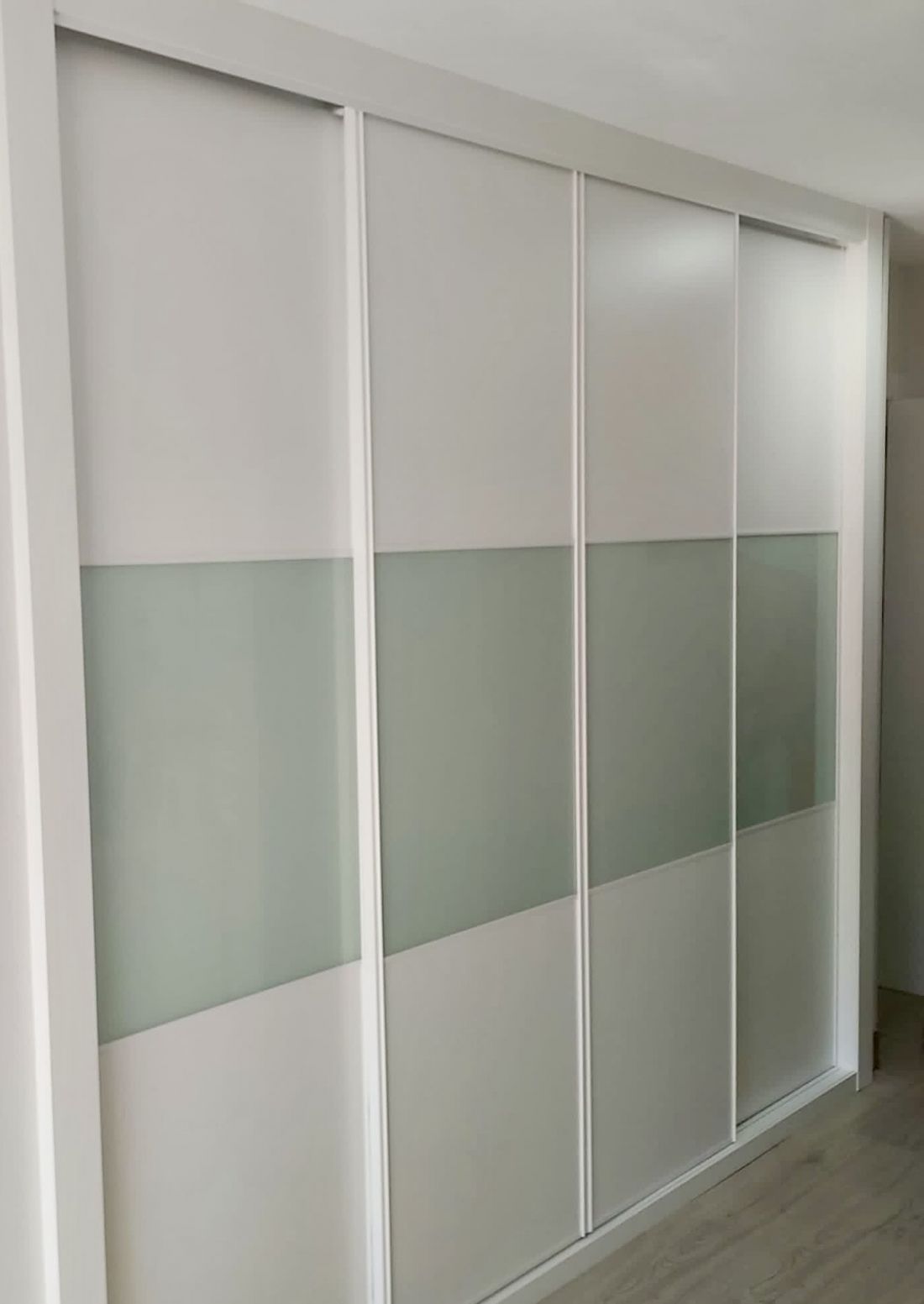 FC304 FRENTE CORREDERO ECO LACADO CON CRISTAL LACADO BLANCO