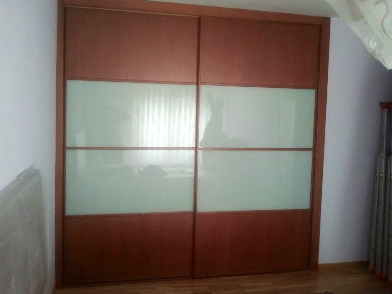 FC184 FRENTE CORREDERO ECO NOGAL Y CRISTAL LACADO BLANCO. PERFILES NOGAL