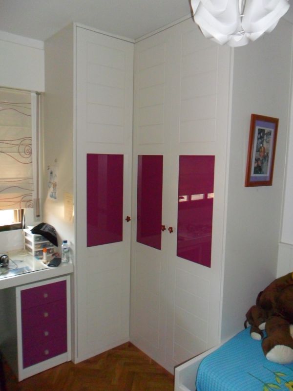 FA103 FRENTE EN ESQUINA CUADROS CON LINEAS LACADO BLANCO Y CRISTAL LACADO FUCSIA. MESA A JUEGO