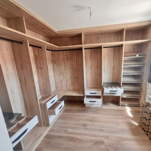 VE102 VESTIDOR EN L BALDAS INCLINADAS CON FRENTE DE CRISTAL, CAJONES DIVIDIDOS, BARRAS MOKA Y FRENTES DE CAJON LACADOS