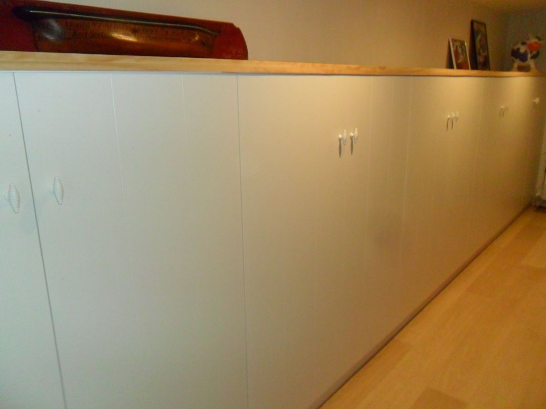 FA54 FRENTE LINEAS VERTICALES LACADO BLANCO CON REPISA EN MADERA