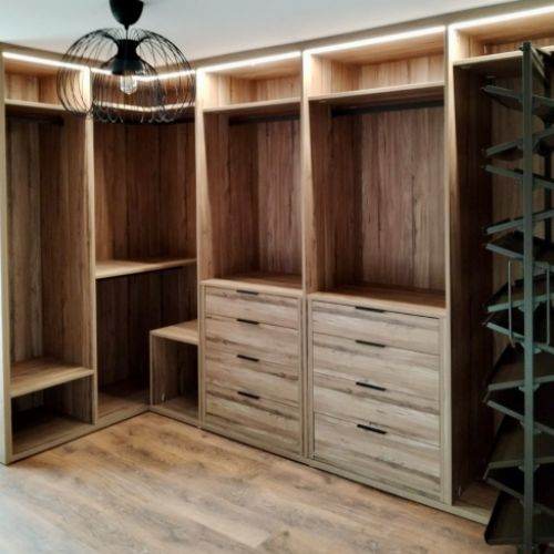 VE116 VESTIDOR EN L CON LUZ LED INTEGRADA, CAJONES DE DISTINTAS ALTURAS Y ZAPATERO MOKA EXTRAIBLE