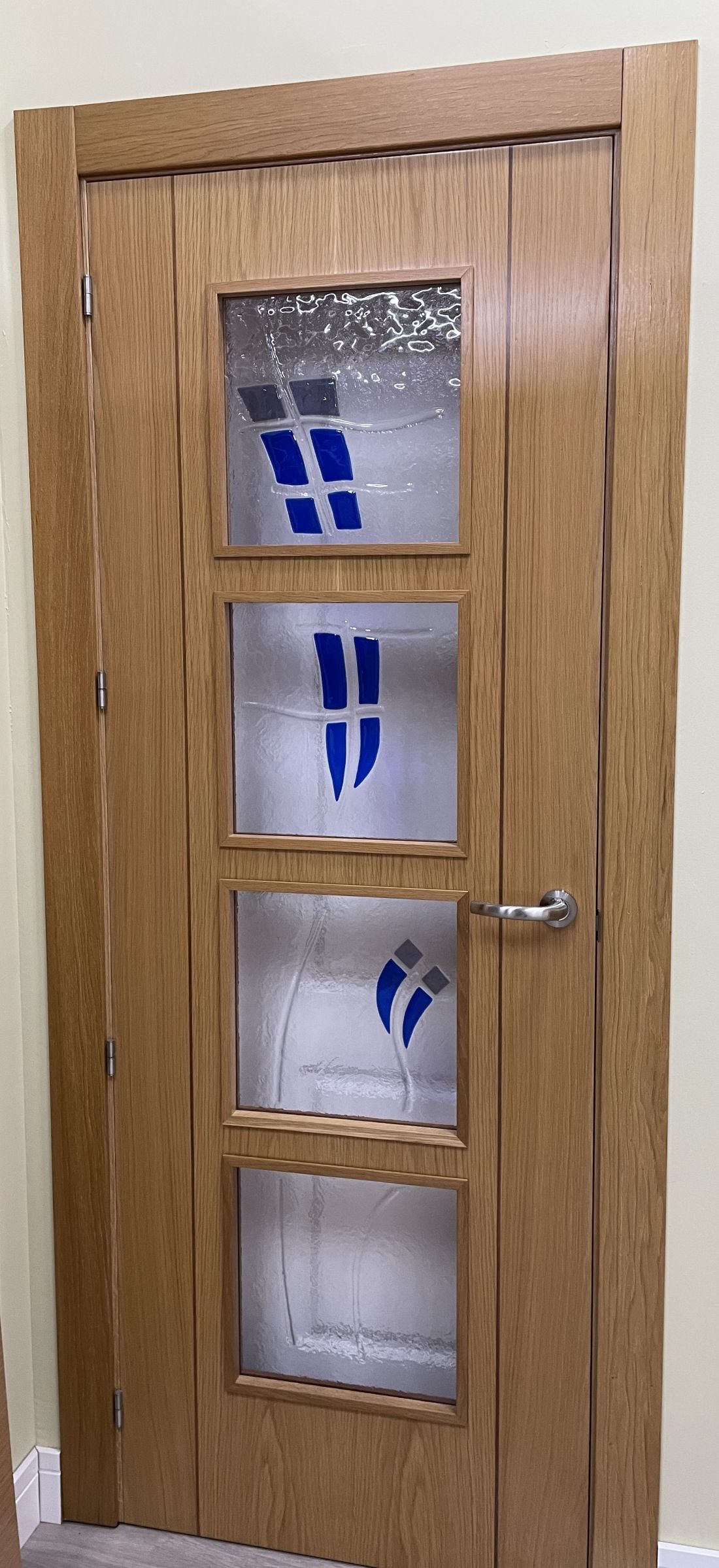 PI143 PUERTA ROBLE MODELO 2 GRECAS OSCURAS VETA VERTICAL 4V6 BAJO