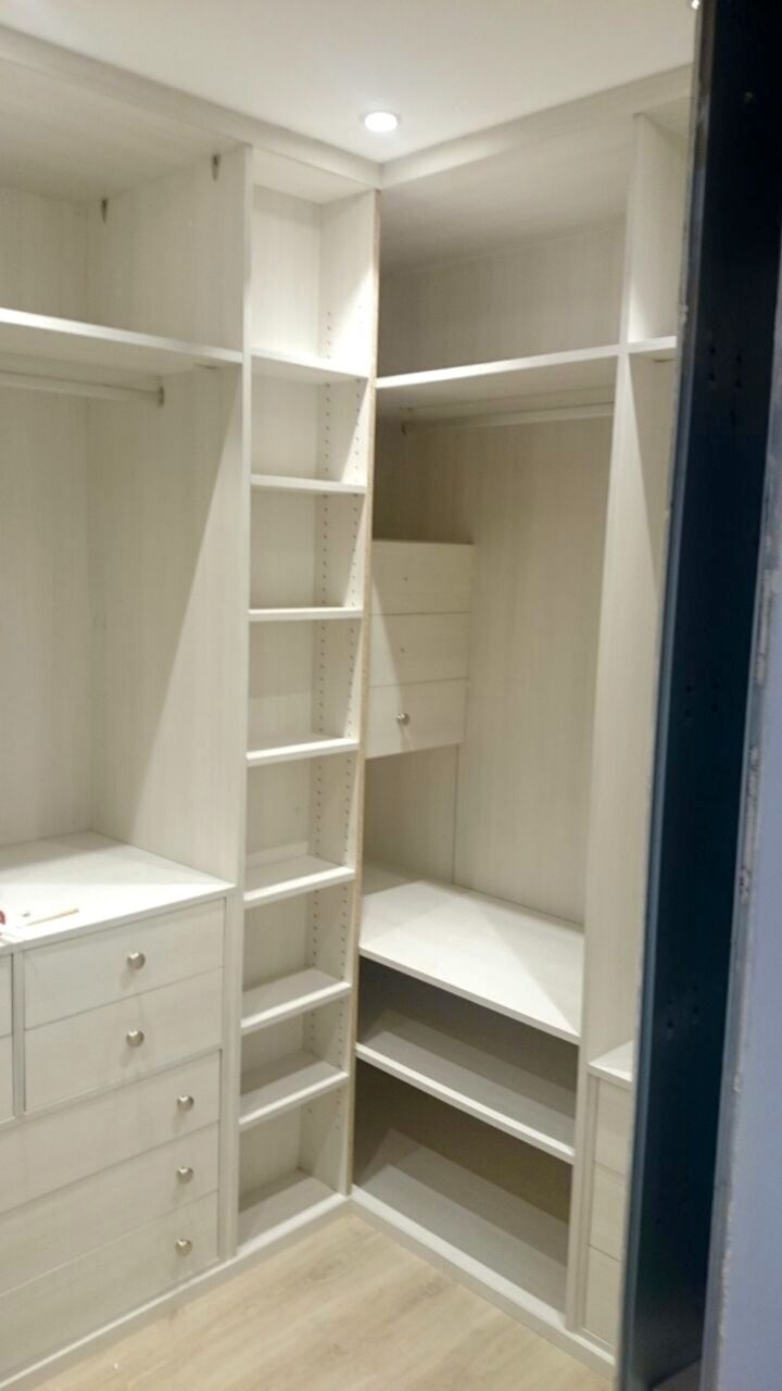 VE5 VESTIDOR OREGON SIENA, SALVANDO LA COLUMNA CON BALDAS Y APROVECHADA CON UNA CAJONERA VOLADA