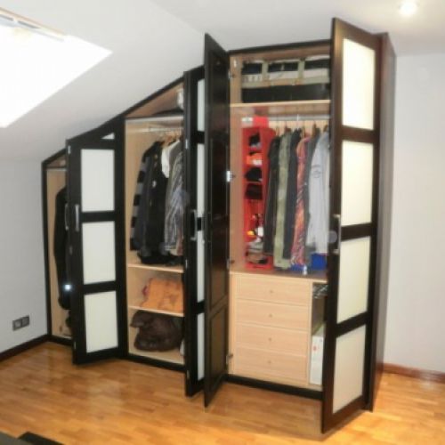 IA183 INTERIOR ABUHARDILLADO CON CAJONES CERRADOS, PANTALONERO, BALDAS Y BARRAS